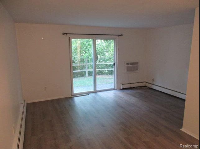 31831 Grand River Ave in Farmington, MI - Foto de edificio - Building Photo