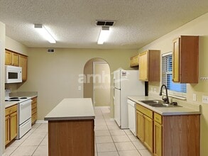 930 Mayfair St in Eustis, FL - Foto de edificio - Building Photo