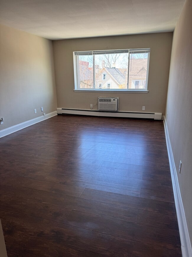 2260 N Summit Ave, Unit 205