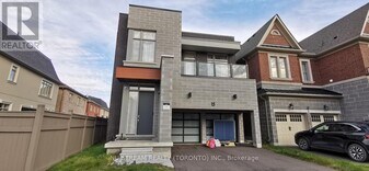 15 Comet St in Richmond Hill, ON - Building Photo