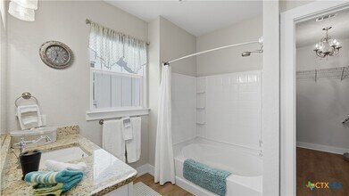 223 Sapphire Dr in New Braunfels, TX - Foto de edificio - Building Photo