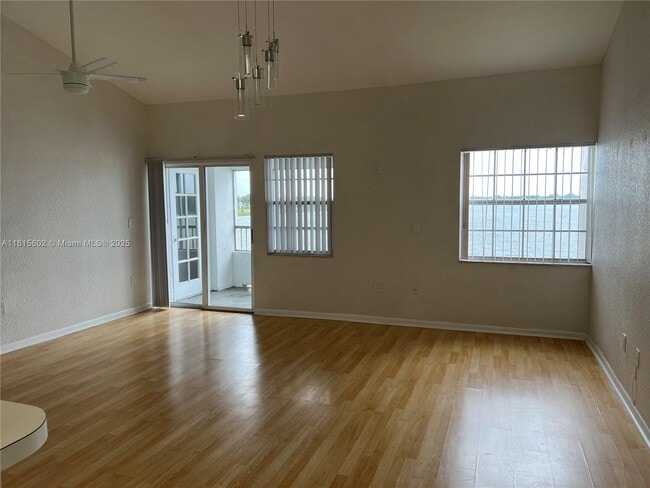 2811 N Oakland Forest Dr in Oakland Park, FL - Building Photo - Building Photo