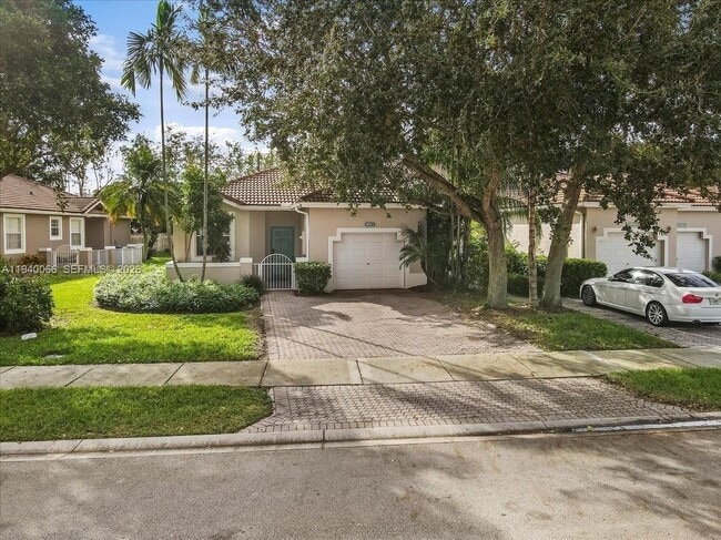 7620 S Aragon Blvd in Sunrise, FL - Building Photo - Building Photo