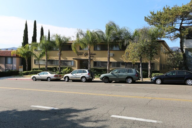 4439 Ocean View Blvd in Montrose, CA - Foto de edificio - Building Photo