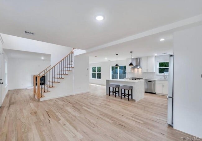 34 Huyler Rd in East Setauket, NY - Building Photo - Building Photo