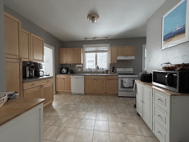 170 Fellsway W, Unit 2 in Medford, MA - Foto de edificio - Building Photo