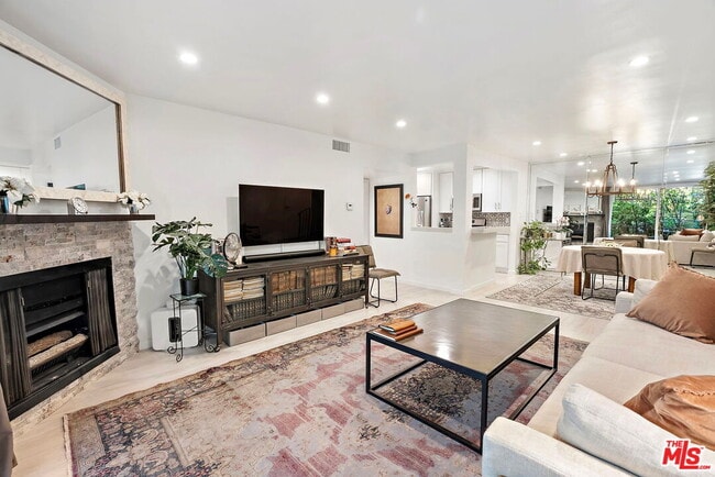 838 S Barrington Ave in Los Angeles, CA - Building Photo - Building Photo