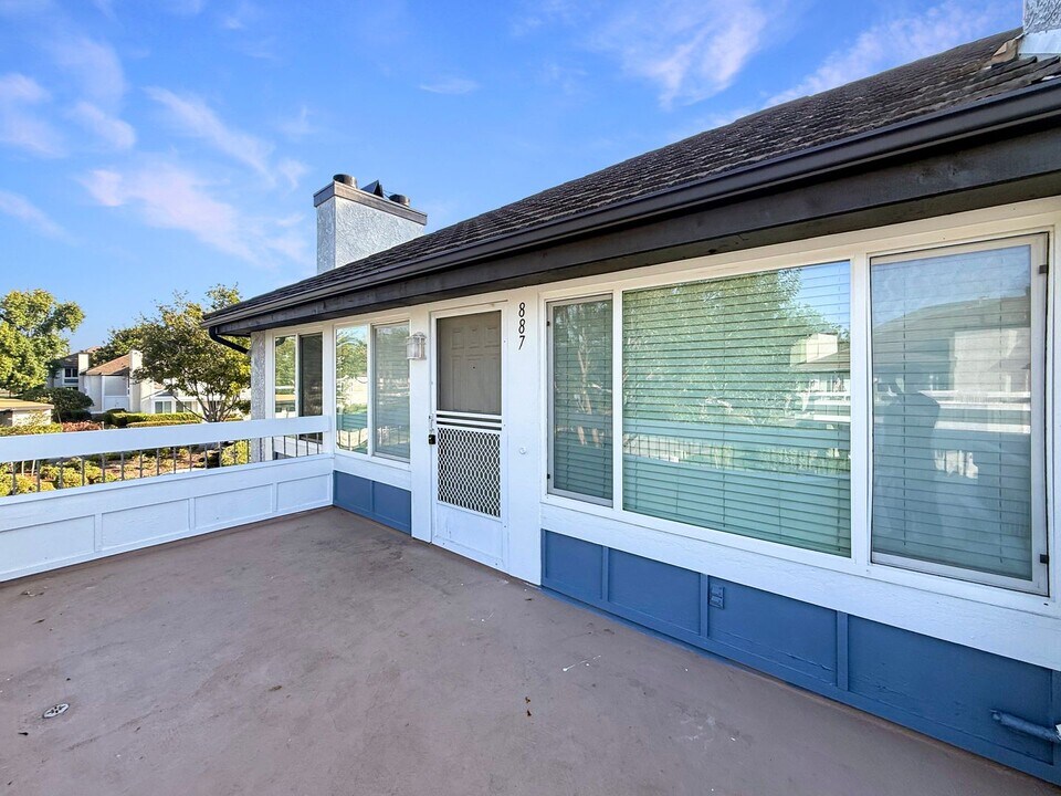 887 Buttercup Rd in Carlsbad, CA - Building Photo