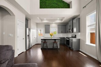 6406 Owl Creek Ln in Austin, TX - Building Photo - Building Photo