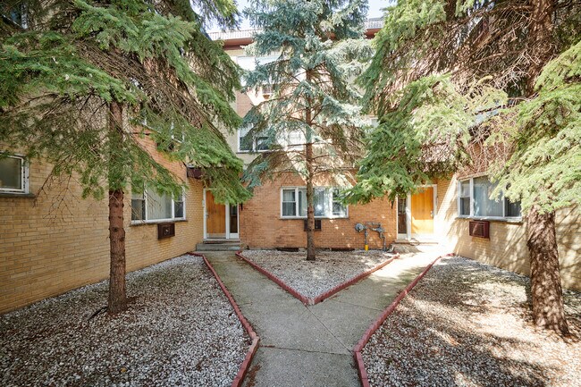 1714 W Touhy Ave in Chicago, IL - Building Photo - Building Photo