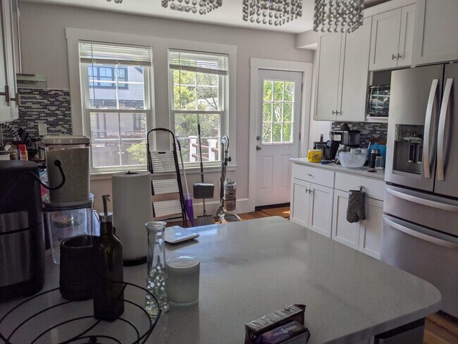 318 Concord Ave, Unit 318 in Cambridge, MA - Foto de edificio - Building Photo