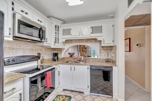 7101 Golf Colony Ct in Greenacres, FL - Building Photo