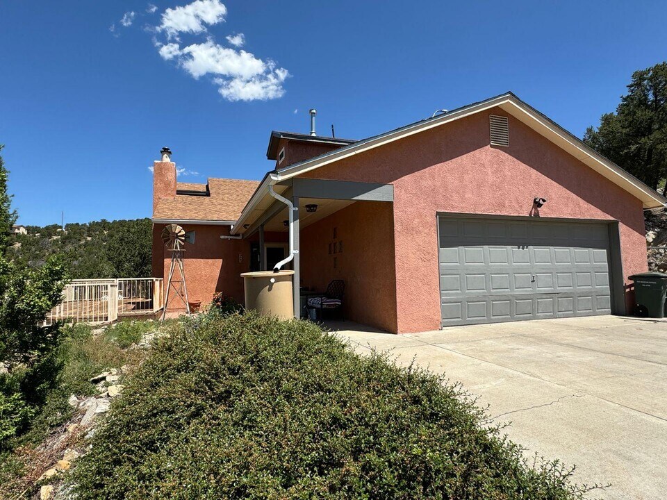 23 Forest Rd in Tijeras, NM - Building Photo