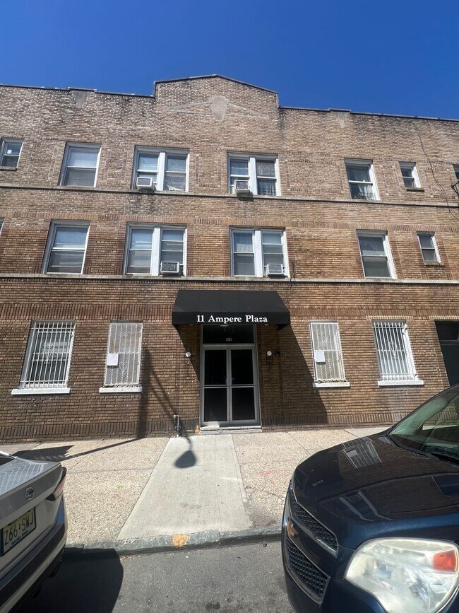 11 Ampere Plaza in East Orange, NJ - Building Photo - Interior Photo