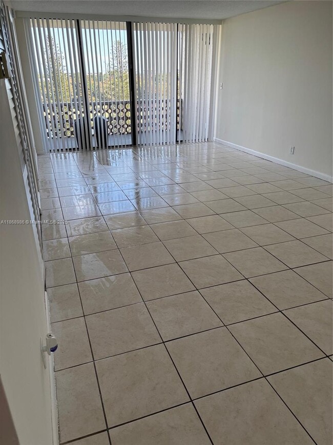 property at 4222 Inverrary Blvd