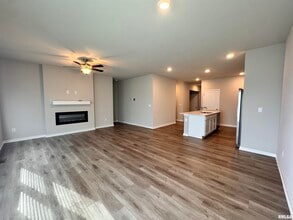 709 E Bear Dr in Tiffin, IA - Foto de edificio - Building Photo