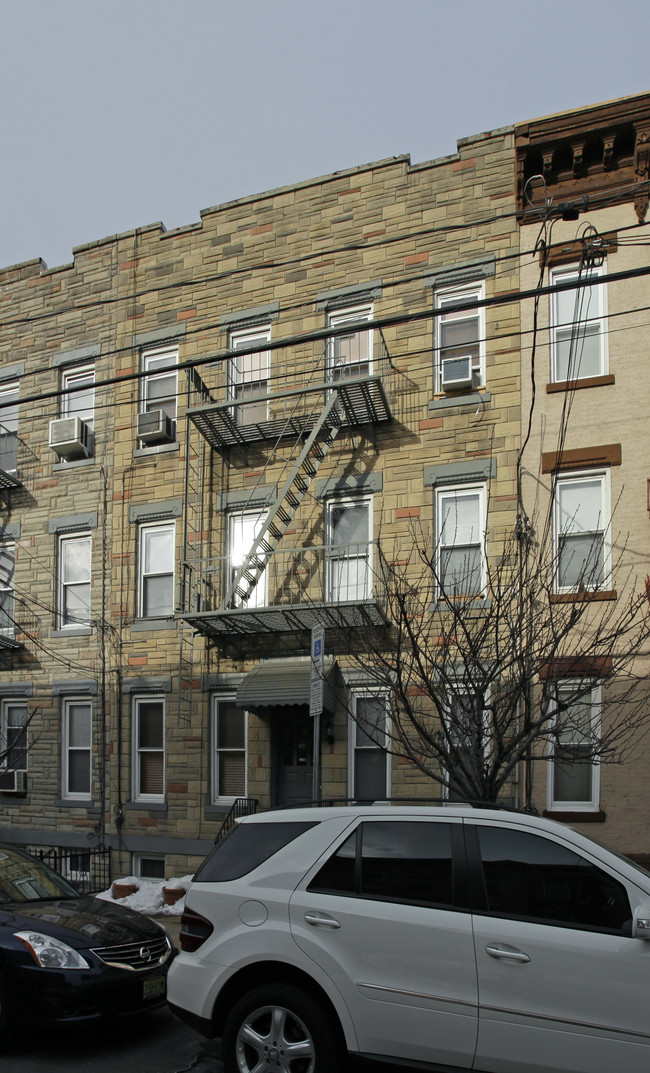 346 7th St in Jersey City, NJ - Building Photo - Building Photo