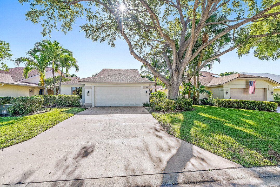 109 Harbourside Cir in Jupiter, FL - Building Photo