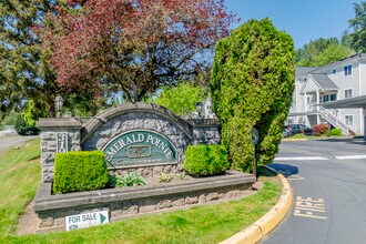 Emerald Pointe Condominium in Auburn, WA - Building Photo - Building Photo