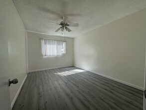 2209 E Westport Dr in Anaheim, CA - Foto de edificio - Building Photo