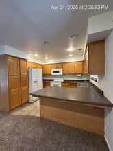 1827-1827 E Cambridge Ct in Visalia, CA - Building Photo - Building Photo