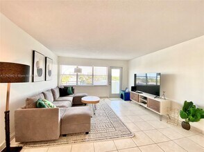 401 Golden Isles Dr in Hallandale Beach, FL - Building Photo - Building Photo