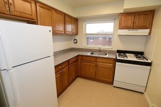 Hilltop Manor & Estates in Edison, NJ - Building Photo - Interior Photo