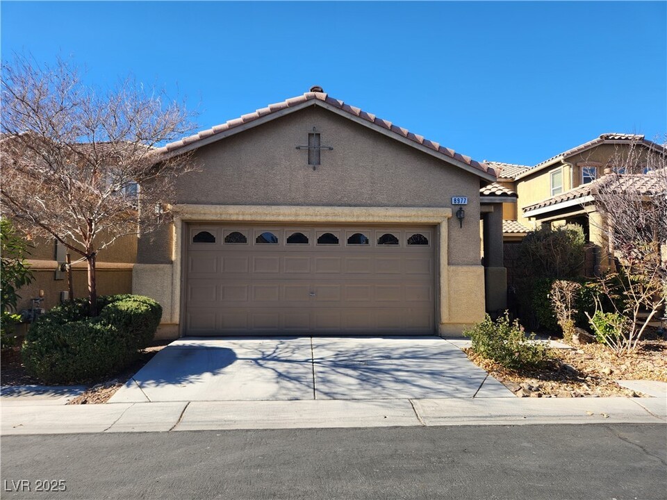 8977 College Green St in Las Vegas, NV - Foto de edificio