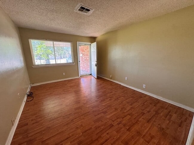 1112 Elmhurst St in Moore, OK - Building Photo - Building Photo