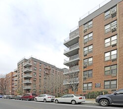 Turian House in Flushing, NY - Foto de edificio - Building Photo