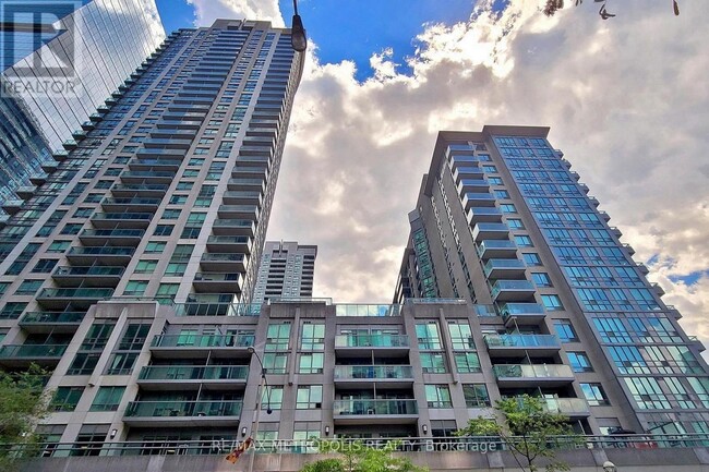 51-351 Lower Simcoe St in Toronto, ON - Building Photo - Building Photo