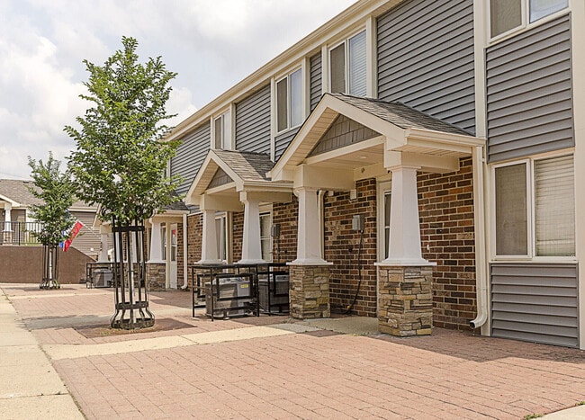 Fox River Townhomes in Elgin, IL - Building Photo - Building Photo