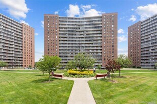 61-35 98th St in Queens, NY - Building Photo