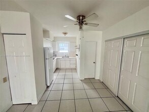 158 Ocean Dr in Miami Beach, FL - Building Photo - Building Photo