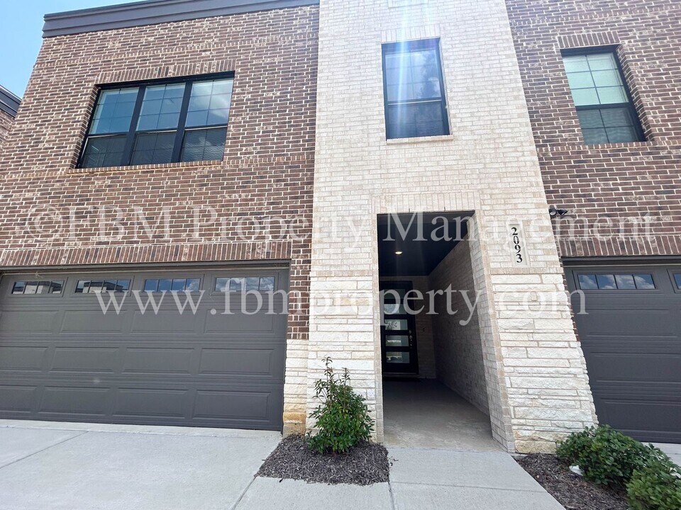2093 Layla Dr in Waxahachie, TX - Building Photo