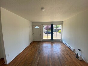 6727 SE Reedway St in Portland, OR - Building Photo - Building Photo