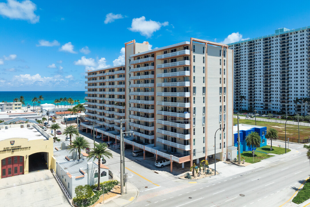 Valiant House in Hollywood, FL - Building Photo