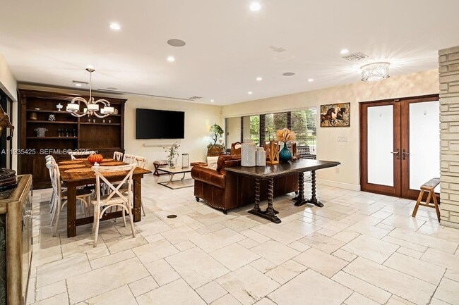 9890 SW 138th St in Miami, FL - Foto de edificio - Building Photo