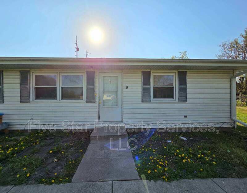 404 E Madison St in Auburn, IL - Building Photo