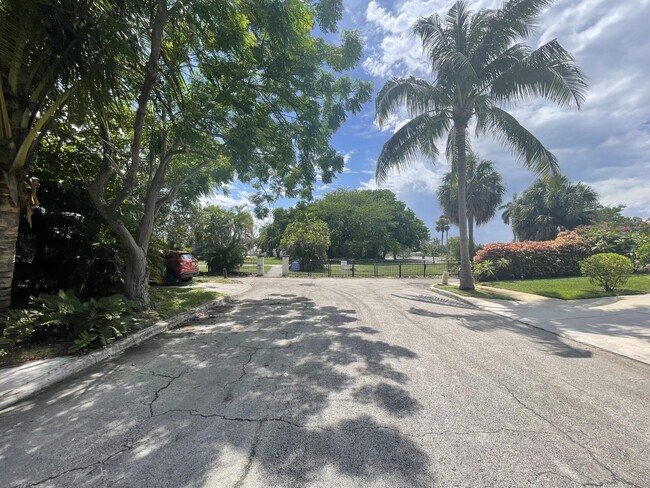 1038 Francis St in West Palm Beach, FL - Foto de edificio - Building Photo