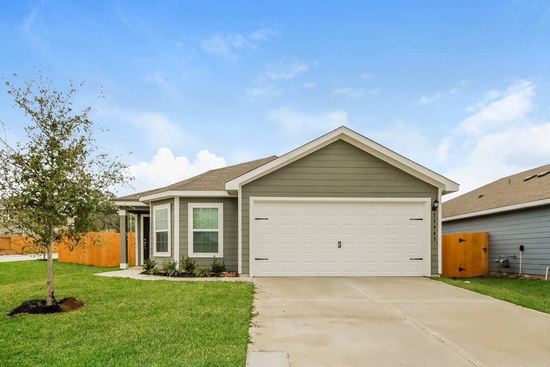 22067 Ellison Dr in Magnolia, TX - Building Photo