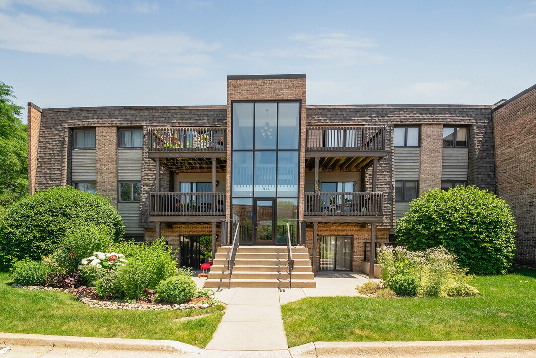 1420 Stonebridge Cir in Wheaton, IL - Building Photo