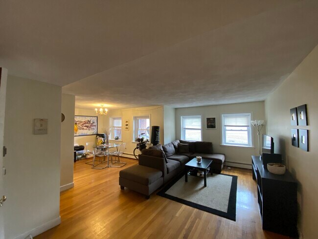 311 Tappan St, Unit 1B in Brookline, MA - Foto de edificio - Building Photo