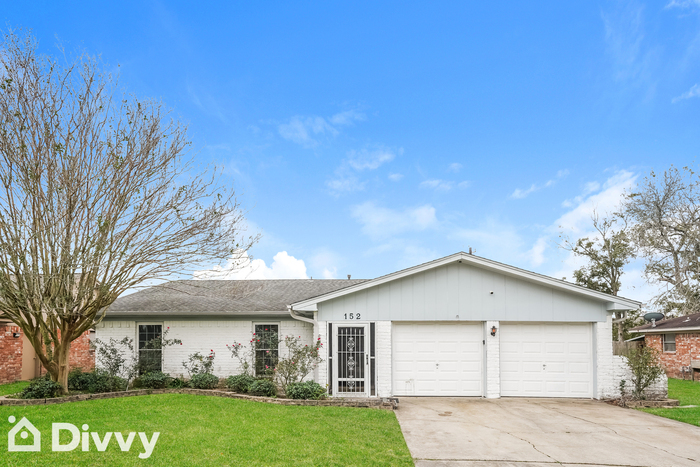 152 Bastrop St in Angleton, TX - Building Photo