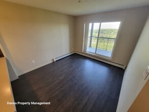 1196 Hyndman Rd NW in Edmonton, AB - Building Photo - Building Photo