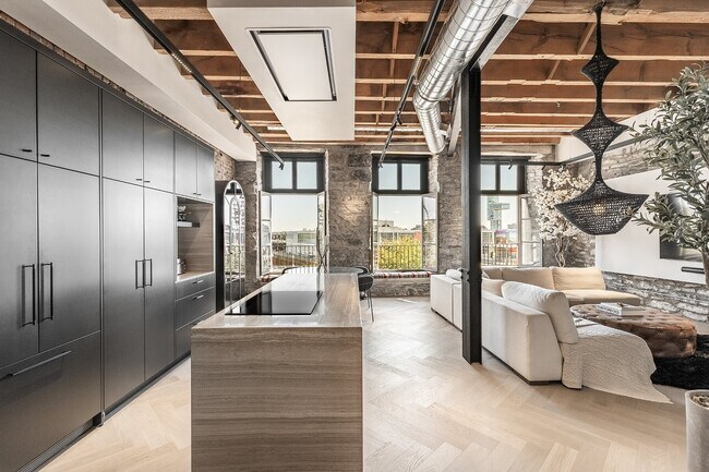 215 Boul. Saint-Laurent in Montréal, QC - Building Photo - Building Photo