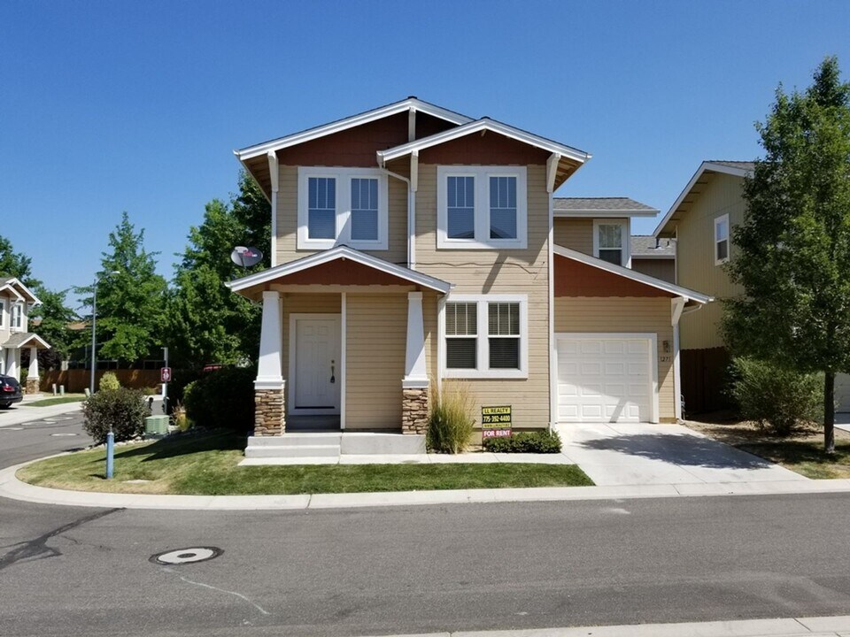 1271 Woodside Dr in Gardnerville, NV - Building Photo