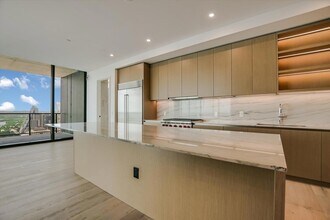 610 Davis St, Unit 4003 in Austin, TX - Foto de edificio - Building Photo