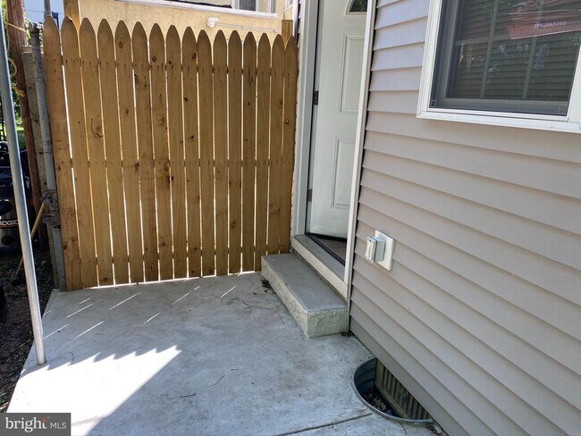 445 E Flora St in Philadelphia, PA - Building Photo - Building Photo