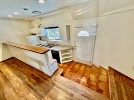 6820 Whitley Ter, Unit 104 in Los Angeles, CA - Building Photo